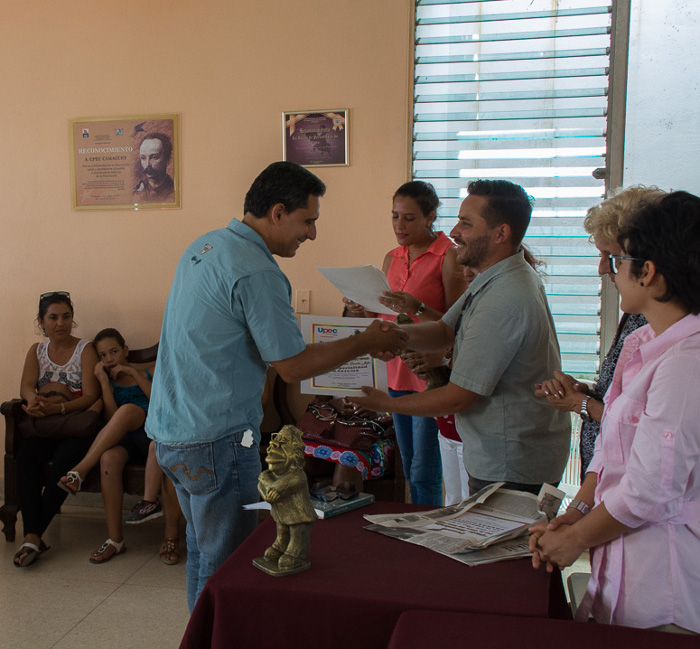 Javier Lacaba, camarógrafo de Televisión Camagüey y colaborador cubano en Venezuela, fue uno de los premiados. Fotos: Leandro Pérez Pérez/Adelante Premios al periodismo del año