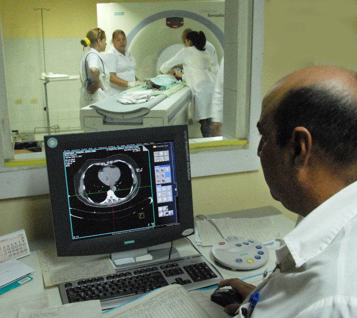 Foto: Otilio Rivero Delgado/ Adelante/ Archivo Labora Cuba en introducción de nuevas tecnologías para diagnóstico del cáncer