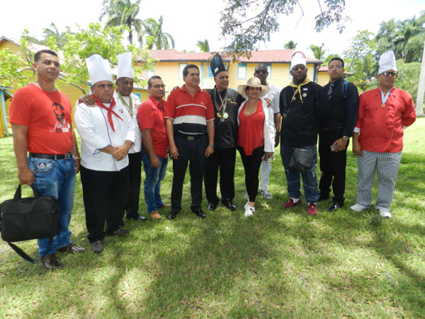 Fotos: Tomadas de https://camaguebaxcuba.wordpress.com Chef camagüeyanos rinden homenaje a Fidel en Birán