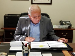 Tomás Regalado, con el apoyo del senador anticubano Marco Rubio, es ahora es ahora el Jefe de la Oficina de Transmisiones hacia Cuba, entidad federal norteamericana que viola normativas de las telecomunicaciones internacionales.