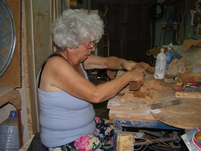 Después del primer toque a la masa roja, pastosa y húmeda, Ana Elia Gutiérrez sintió unas mariposas en el estómago. No le importó que el barro le salpicara en la cara, se le metiera en las uñas o delatara su inexperiencia para modelarlo. En el momento pensó en una feliz coincidencia.