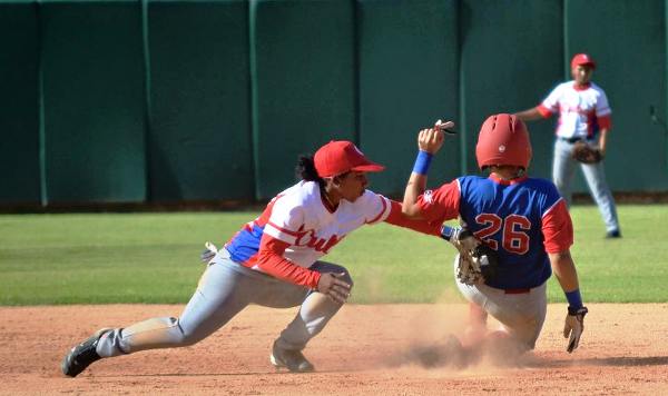 Foto: Tomada de cadenagramonte.cu Cuba ante Australia en inicio de Copa Mundial de Béisbol femenino