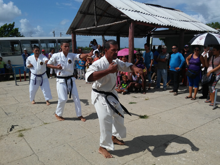 Hasta la comunidad San Agustín ubicada en Nuevitas, llegó la brigada “Píntate de sol”, perteneciente al Inder, donde el kárate fue una de las artes amrciales con más acogida entre los niños de la zona.Fotos: Del Autor  El deporte se siente en Nuevitas