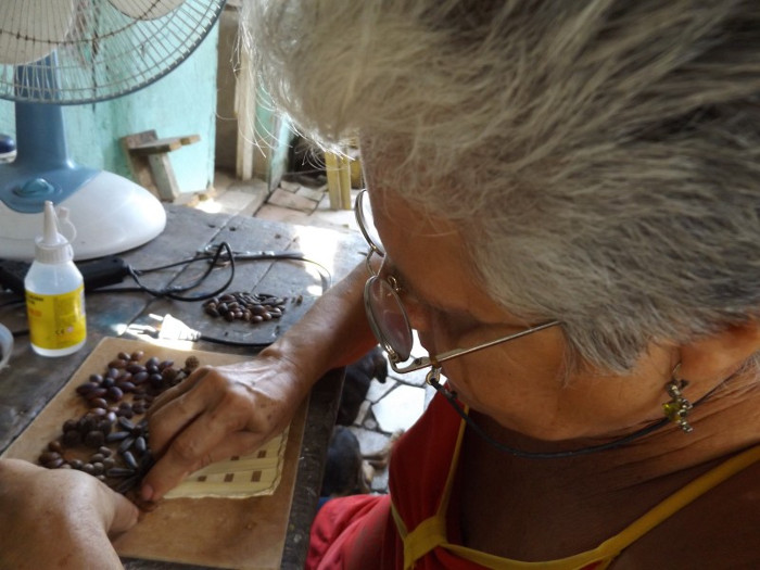 Fotos: Del Autor Lo natural y lo desechable : creaciones de una artesana popular