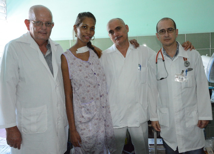 De izquierda a derecha, el Dr. Roura, Adriana, el lic. Raúl y el Dr. Quintana. Fotos: Otilio Rivero Delgado/ Adelante Adriana evadió siete emboscadas por su vida