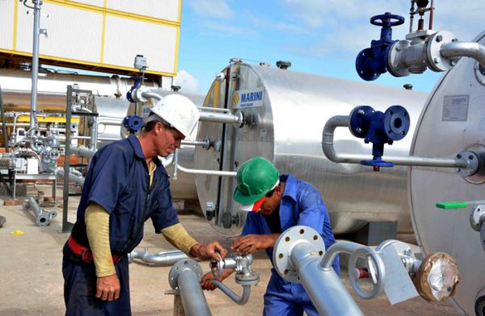 Ejecución y montaje de la planta de asfalto en la comunidad de Jiquí. Foto: Archivo Moderna planta camagüeyana de asfalto aporta a la pavimentación de carreteras
