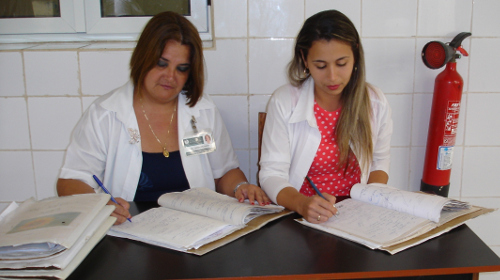  Las doctoras Yanelda Niño Victoria, a la izquierda, y Romy Rodríguez Hurtado, a la derecha. Fotos: De la autora