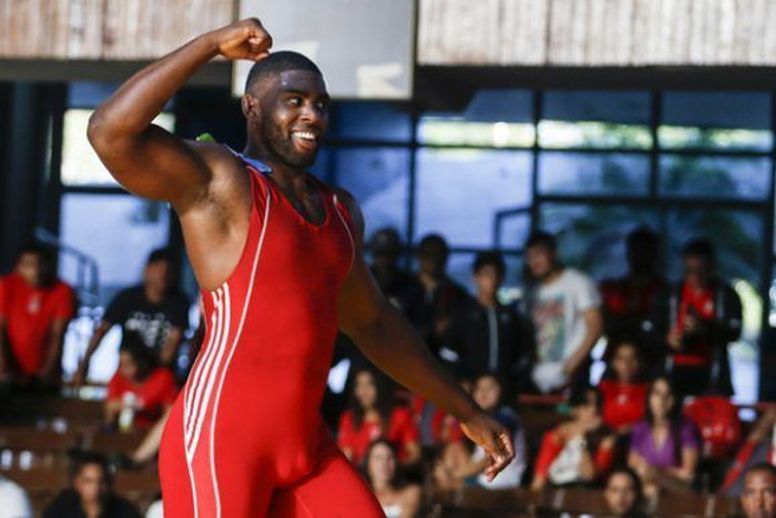 El habanero Oscar Pino, medallista de bronce en el campeonato mundial Paris 2017, se coronó en la división de 130 kilogramos (kg) al vencer en la final al pinareño Yasmany Lugo, subcampeón olímpico de Río 2016 en la categoría inferior.  Foto: Roberto Morejón/jit.cu Inicia el Nacional de Luchas en Camagüey con combates espectaculares