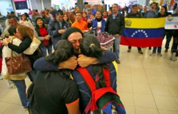Ciudadanos venezolanos regresan al país gracias a la ayuda del Gobierno. Foto: Tomada de www.telesurtv.net Regresan 86 venezolanos desde Argentina con ayuda gubernamental