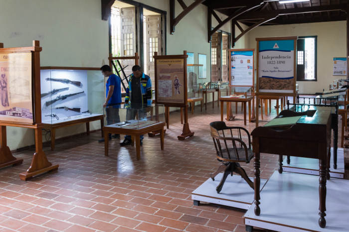 Las armas han acaparado la atención de los visitantes. Fotos: Leandro Pérez Pérez/ Adelante Contar la guerra con piezas de museo