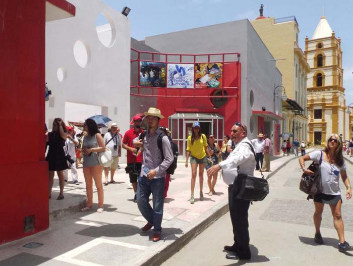 Turistas extranjeros en la ciudad de Camagüey. Foto: Archivo Cuba por recibir cinco millones de turistas foráneos en 2019