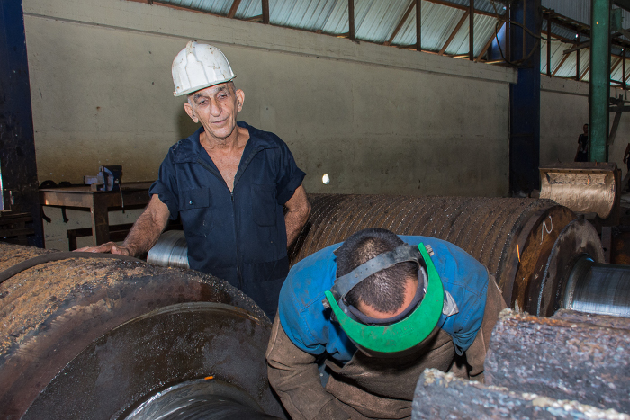 A la vera de Jesús, fundador del ingenio, creció su relevo en la mecánica integral de los molinos. Fotos: Leandro Pérez Pérez/Adelante Azúcar por hacer, poco que decir