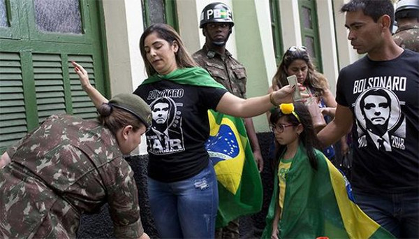 Votantes son revisados fuera de los centros de votación. Foto: Tomada de cubadebate.cu Ultraderechista Bolsonaro gana elecciones en Brasil