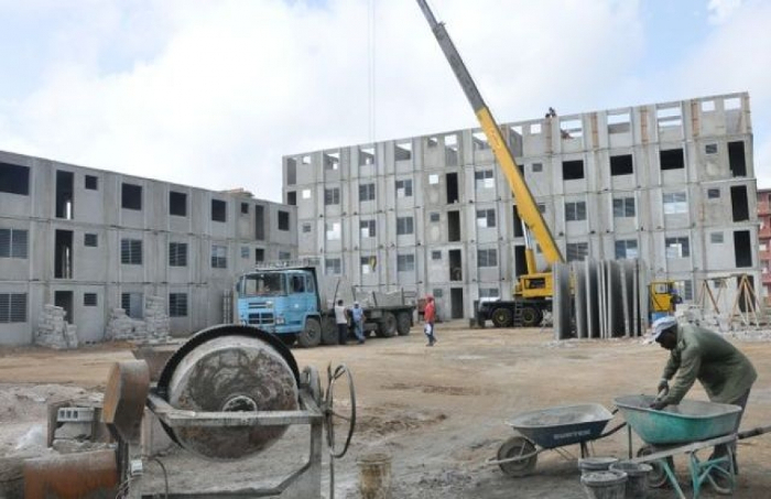 Miguel Díaz-Canel aseguró que la construcción estatal de viviendas en la isla se incrementará, para lo cual orientó prepararse a los diferentes organismos del país. Foto: Tomada de cubasi.cu Presidente cubano chequeó programa de construcción de viviendas