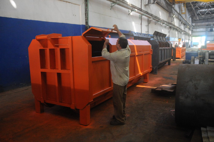 Photo: Orlando Durán Hernández/Adelante Cuba builds equipment for the collection of solid waste