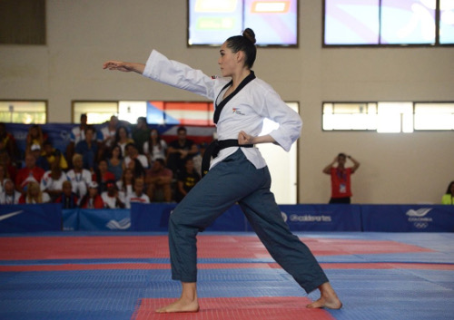 El poomsae no incluye combate cuerpo a cuerpo, sino demostraciones de una pugna imaginaria. Imagen tomada de: posta.com.mx