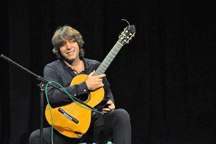 El reconocido guitarrista cubano Joaquín Clerch deleitó al público bayamés durante un concierto ofrecido por el artista en la sala teatro José Joaquín Palma. Foto: Tomada de radiobayamo.icrt.cu Joaquín Clerch en concierto esta noche en Camagüey