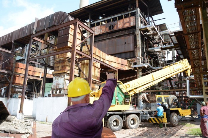 La sustitución de los tres calentadores de aire de las calderas, son los trabajos de mayor envergadura en el Argentina. Fotos: Otilio Rivero Delgado/Adelante/Archivo Expectación por arrancada del ingenio refinería Argentina