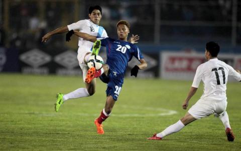 el cubiteño Luismel Morris (en la foto con el número 20) es el único camagüeyano que vestirá la camiseta de los Leones del Caribe.Foto: Tomada de news4europe.eu