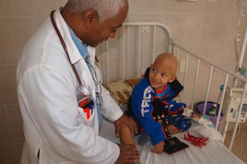 El bloqueo encarece la adquisición de medicamentos de soporte utilizados para evitar los efectos secundarios de la quimioterapia en niños con cáncer. Foto: Tomada de cubavsbloqueo.cu Daños que enferman la salud de niños cubanos