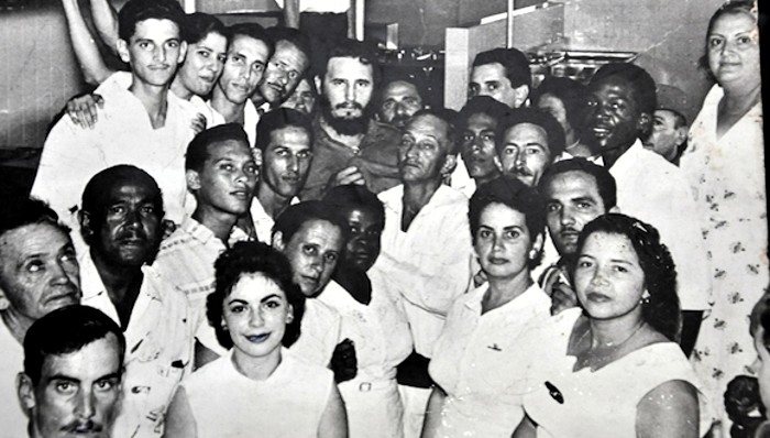 Fidel el día de la inauguración rodeado de trabajadores del centro. Foto: Cortesía de la dirección del hospital Ciencia y compromiso por el aniversario 59 del “Amalia Simoni”