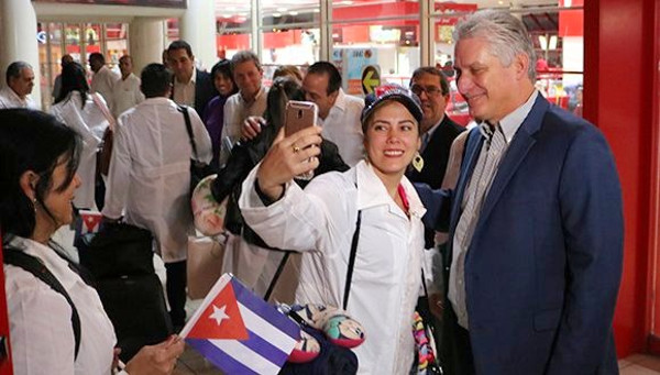 President Diaz-Canel went to receive the doctors in person. Photo: taken from cubadebate.cu President of Cuba: You are more than doctors