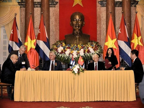 Firma de un nuevo acuerdo comercial bilateral entre Cuba y Vietnam. Foto: Estudios Revolución Considera Díaz-Canel excelentes citas con autoridades vietnamitas