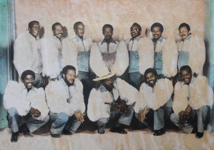 Los violinistas Fernando Cabrera y Marino Castillo, el flautista Orlando Beltrán, el cantante Pedro Pablo Nuñez, el pianista Manolito Simonet a su paso por la orquesta junto a otros integrantes ya fallecidos. Foto:  Archivo de la Maravilla de Florida Felicidades a Maravilla de Florida por sus 70 años