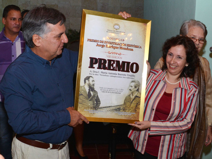 Foto: Rodolfo Blanco Cué/ACN  Periodista camagüeyana rrecibió el Premio de Investigaciones Históricas