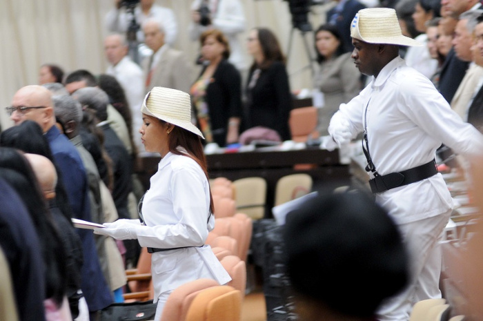 Constitución de Guáimaro es escoltada por integrantes del Batallón de Ceremonias de las Fuerzas Armadas Revolucionarias (FAR), durante sesión extraordinaria de la Asamblea Nacional del Poder Popular (ANPP), en el Palacio de Convenciones de La Habana, el 10 de abril de 2019. Foto: /Omara García Mederos/ACN Guáimaro enaltece la cubanía