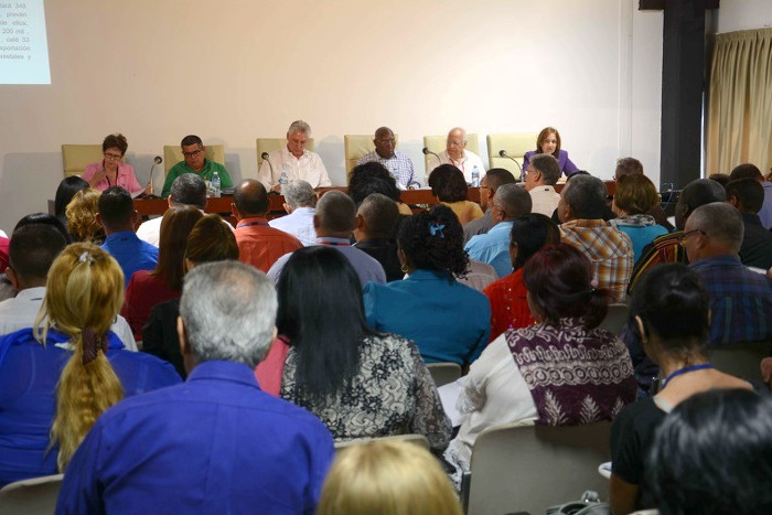 Miguel Díaz-Canel Bermúdez, Presidente de los Consejos de Estado y de Ministros, asistió a la sesión de la Comisión Agroalimentaria, en el Palacio de Convenciones. FOTO: Ariel Ley Royero/ ACN
