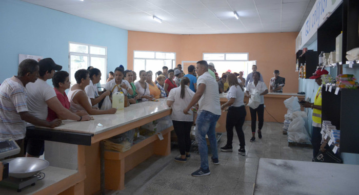 Una tienda de víveres recién reparada. Foto: Alejandro Rodríguez Leiva/Adelante El obrar de Guáimaro