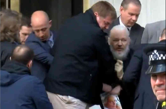 Foto: Tomada de semana.com Julian Assange en manos enemigas