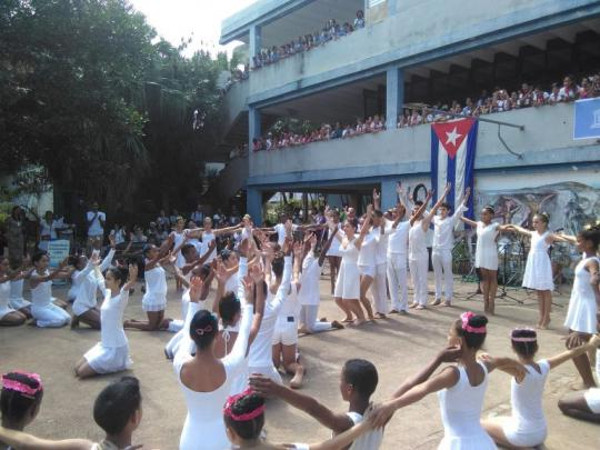 Estudiantes de la Escuela Vocacional Alfonso Pérez Isaac (perteneciente a la red de escuelas asociadas a la Unesco en Cuba) en la inauguración del XXV Seminario, en Matanzas. Foto: Tomada de misiones.minrex.gob.cu En Camaguey, Seminario Nacional de Escuelas Asociadas a la Unesco