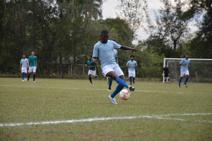 Miuras pierden el invicto ante el Expreso