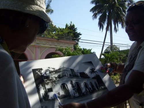A la derecha, la directora de la casa museo explica características de la institución. Foto: Del autor casa-quinta-dia-monumentos