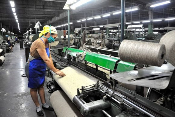 Perfumería, artículos gráficos, confecciones textiles, mobiliario, calzado y artículos deportivos son algunas de las actividades fundamentales. Foto: tomada de cubadebate.cu El reto de la industria cubana