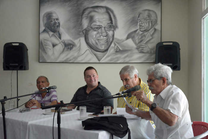 Fotos: Alejandro Rodríguez Leiva/ Adelante “Viejos amigos” estrechan manos en Camaguey
