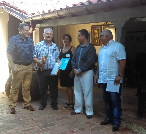 Momentos en que el Doctor en Ciencias Médicas Mario Mendoza, era reconocido por sus años en benefico de preservar la historia de la Medicina aquí.Foto: De la autora En pos de mantener viva la historia de la Medicina/ camaguey