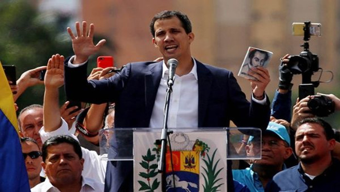 Pese a haber usurpado de manera ilegal las competencias constitucionales del poder Ejecutivo, Juan Guaidó fue presentado ante el mundo como el nuevo presidente encargado. Foto: Tomada de telesurtv.net Probable enjuiciamiento de Guaidó luego del cese de su inmunidad