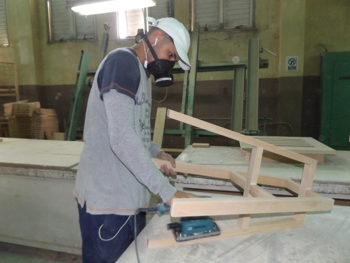 Foto: Idael Varela Ferrer/ Radio Surco Reparan en Ciego de Ávila muebles del sector educacional de varias provincias cubanas