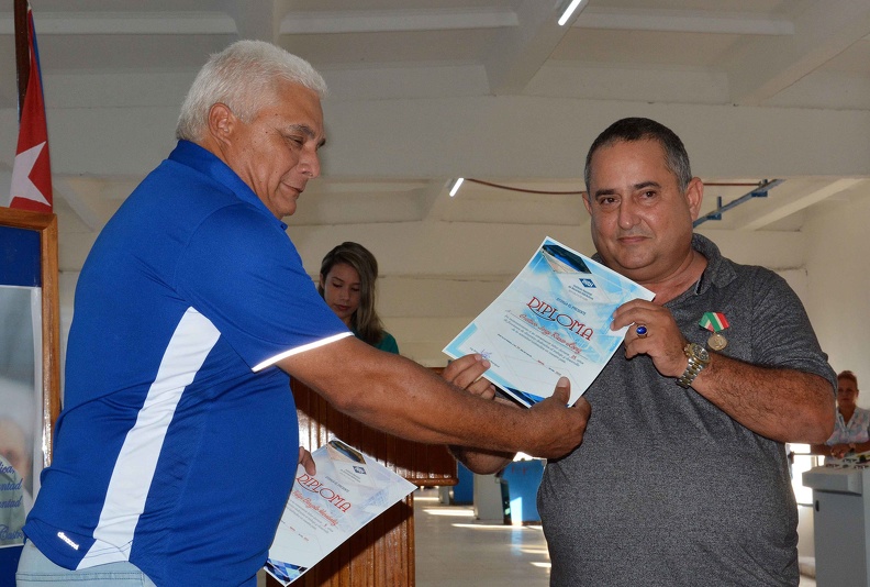 Leonardo Soto Romero, Delegado Provincial de Recursos Hidráulicos, entrega reconocimientos a trabajadores destacados, durante la celebración del aniversario 57 del sector,