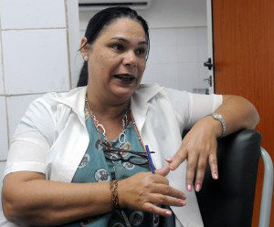 La Licenciada Judith Ojeda da fe de la aceptación de los enfermos acerca de estos  productos cubanos. Foto: Orlando Durán Hernández/Adelante