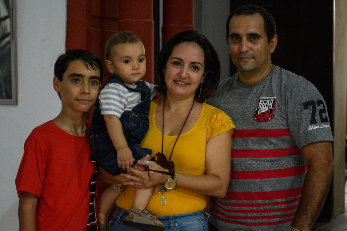 Arianna y familia asistieron con orgullo a la apertura de la exposición fotográfica. Fotos: Alejandro Rodríguez Leiva/ Adelante Arianna: de doctora a modelo, siempre por la salud