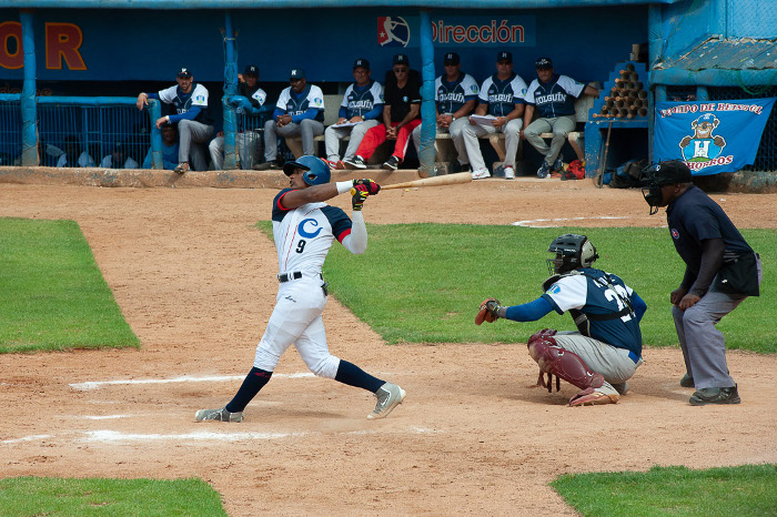 Luis González decidió el partido con su enorme batazo de vuelta completa. Fotos: Leandro Pérez Pérez/Adelante Yosimar y Yariel domaron Cachorros