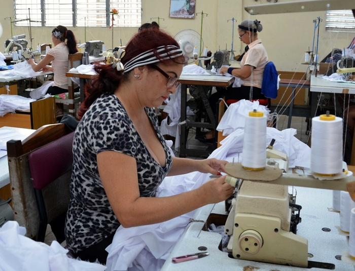 Foto: Rodolfo Blanco Cué/ACN Industria textil camagüeyana asegura uniformes escolares en primera  etapa
