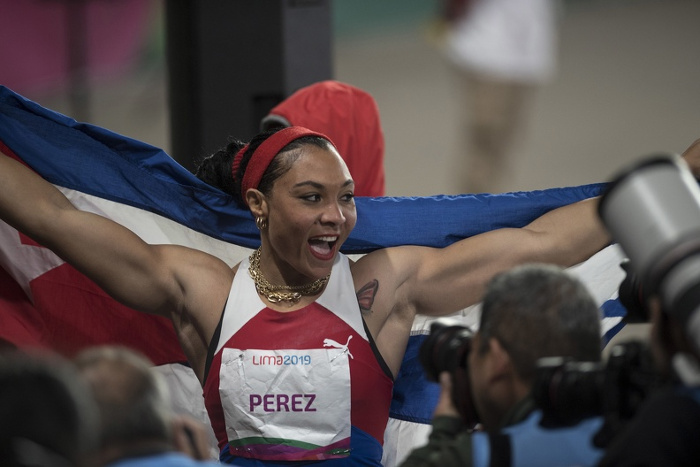 Yaimé Pérez Tellez gana medalla de Oro con récord panamericano en la modalidad de Disco femenino, en el estadio Atlético VIDENA. Foto: José (Tito) Meriño/ACN