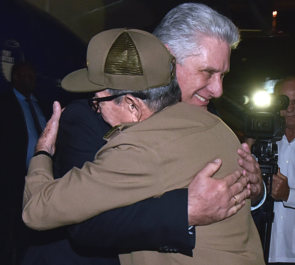 Foto: Presidencia Cuba / Twitter Presidente cubano fue recibido por Raúl a su regreso de Argentina