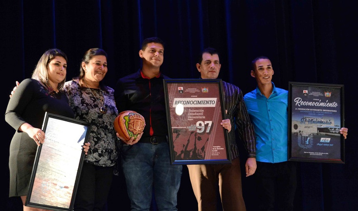Ariel Santana Santiesteban, first Secretary of the Communist Party of Cuba in Camagüey, and Isabel González Cárdenas, president of the Provincial Assembly of the People’s Power, delivered special recognitions to the presidents of the University Students Federation in the Universities of Camagüey and Medical Sciences Carlos J. Finlay, during the political and cultural gala for the 97th anniversary of the students organization, that took place in Avellaneda Theater. Photos: Rodolfo Blanco Cué / ACN
