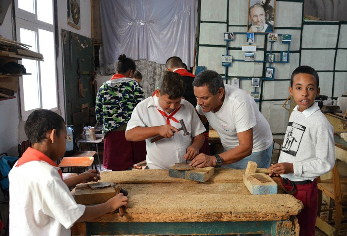 Taller de la Escuela Especial Nguyen Van Troi. Foto: Rodolfo Blanco Cué / ACN Educadores camagüeyanos festejan su día